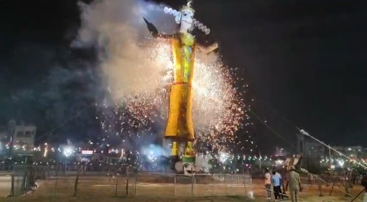 मुरादाबाद के कुंदन नगर रामलीला मैदान में विजयदशमी पर 100 फीट ऊंचे रावण के पुतले का दहन