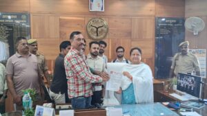 पत्रकार नसीम अहमद हत्याकांड में न्याय और पत्रकार सुरक्षा कानून की मांग को लेकर भारतीय संपादक प्रेस क्लब के पदाधिकारी मंडलायुक्त को ज्ञापन सौंपते हुए।