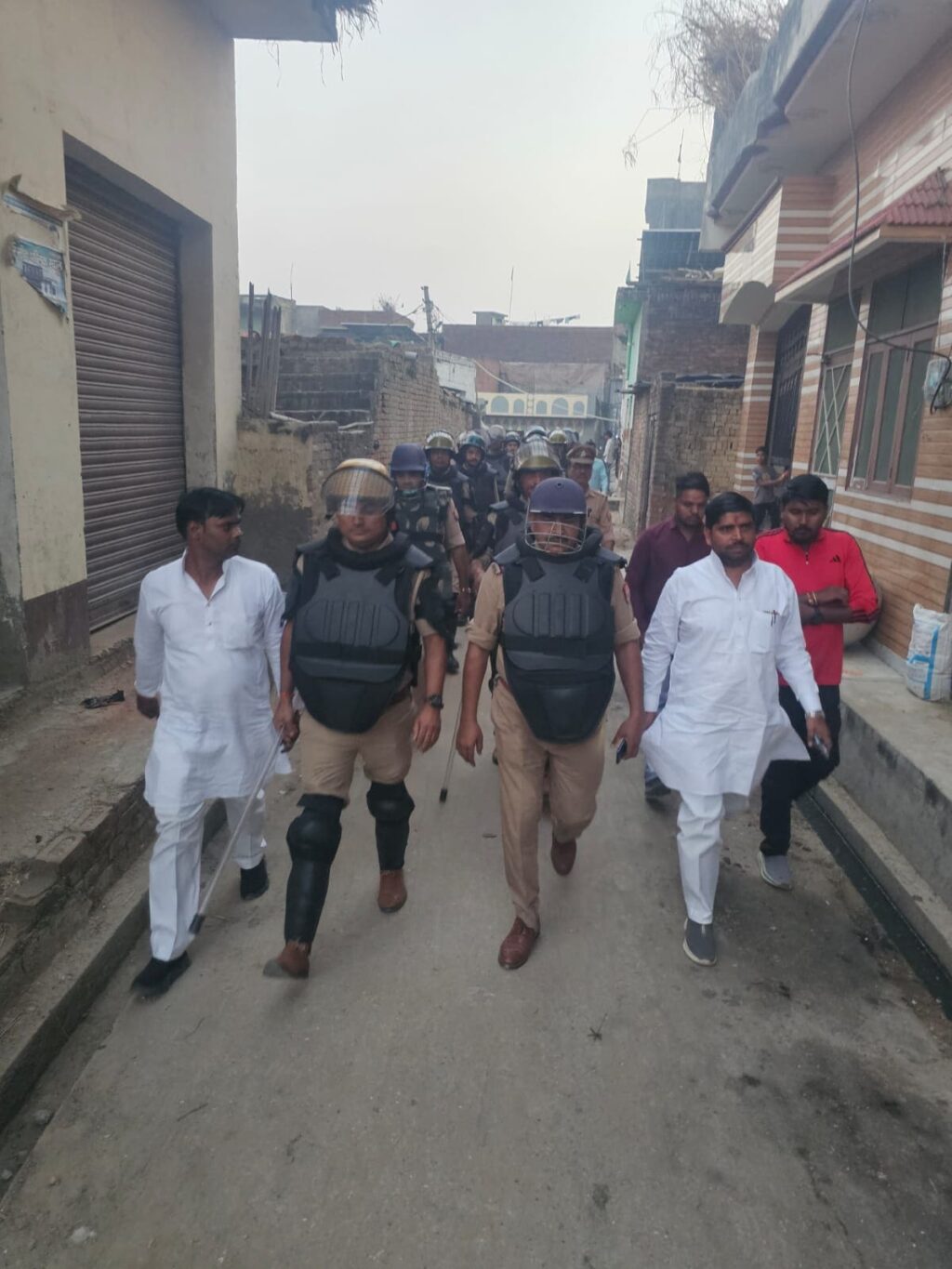 महमूदपुर माफी में बाल्मीकि जयंती को लेकर थाना प्रभारी किरन पाल सिंह के नेतृत्व में पुलिस का फ्लैग मार्च और ड्रोन कैमरे से सुरक्षा निरीक्षण।